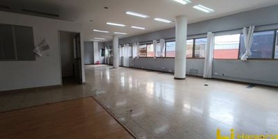 Bodega-oficina en centro empresarial de guayabal tercer piso, cuenta con 200m2 de area, cuenta con 2 baños, 1 cocineta, oficinas y 1 parqueadero, seguridad 24/7, excelente ubicación de fácil acceso Avenida Guayabal, corredor de la 80 y autopista sur, tiene cercania a la estacion del metro.