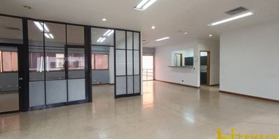 Bodega-oficina en centro empresarial de guayabal CUARTO PISO cuenta con 200m2 de área, cuenta con 2 baños, 1 cocineta, oficinas y 1 parqueadero, seguridad 24/7, excelente ubicación de fácil acceso Avenida Guayabal, corredor de la 80 y autopista sur, tiene cercania a la estacion del metro.