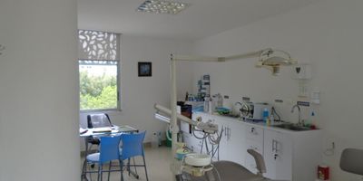 Consultorio en Arriendo y Venta muy bien ubicado en Alpes en unidad cerrada en los Alpes cerca a servicios complementarios de la zona de fácil acceso y ventilacion e iluminación natural,  cuenta con un espacio, cableado de red, techo cielorraso, pisos en ceramica. Con vigilancia y porteria las 24 Horas.  Inmuebles sujetos a verificación de disponibilidad.
