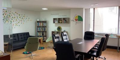 Area 36.60 mts, vendo oficina, exterior, iluminada, ventanal en dos lados, un baño, dos parqueaderos en linea, salón de conferencias, terraza para que los empleados puedan almorzar con hornos microondas, mesas y baños, parqueaderos de visitantes, cerca a la fundacion santa fe, apts - c- dos 

 


 
