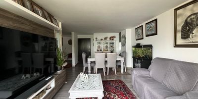 Apartamento en Venta en unidad cerrada ubicada en Pinares cerca avenida principal, a terminal de transportes, supermercados de cadena, clinicas, parque principal, centros comerciales, universidades, rutas de transporte publico y servicios complementarios de la zona. Apartamento totalmente remodelado, cuenta con sala-comedor, pisos en madera, estudio, dos habitaciones y dos baños, estufa y calentador a gas, cocina integral meson en marmol, zona de ropas. La unidad cuenta con un parqueadero cubierto. Ademas con circuito cerrado de tv y vigilancia las 24 horas.  *Inmuebles sujetos a verificación de disponibilidad.*