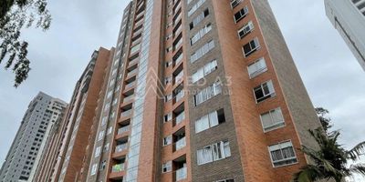 Se vende Penthouse ubicado en la zona de Pinares en la ciudad de Pereira en Risaralda. Con entorno cerca del centro comercial Parque Arboleda, Universidad Tecnológica de Pereira, restaurantes, supermercado Carulla, bancos, cajeros automáticos, parques y de clínicas como Comfamiliar, OAT, Pinares Médica, Oval Médica, Megacentro Pinares. Entre otros, una de las mejores y mas apetecidas zonas en la ciudad de Pereira.

El penthouse en venta cuenta con una área construida de 160 m², piso 15 con vista panorámica de 360° a la ciudad y montañas,  con cocina integral, sala comedor, baño social completo, balcón, 3 habitaciones con baño privado y closet, cuarto de servicio con baño privado, zona lavandería independiente, 2 parqueaderos cubiertos lineales.

Conjunto residencial con zona social con piscina para adultos y niños,  juegos infantiles, cancha múltiple, gimnasio, sendero ecológico, portería y vigilancia las 24 horas.