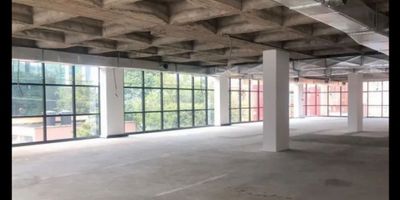 Excelente oficina de 978 m2 en el piso 3 en obra gris listas para iniciar adecuaciones  el sector de la 93 en Bogota. Esta propiedad conformada 6 pisos de oficinas y 2 sótanos, está ubicada en una de las principales vías de la ciudad muy cerca de la calle 94, carrera 15 y avenida NQS que se caracteriza por tener edificios con especificaciones A+ y el desarrollo de actividades mixtas. El edificio cuenta con  2 ascensores, Escaleras de emergencia, Amplio lobby de bienvenida. Aire acondicionado. Planta eléctrica con suplencia del 100%, Vigilancia las 24 horas del día, Detectores de Monóxido de Carbono, Parqueaderos para visitantes. 2 baterías de baños por piso, 1 Parqueadero por cada 50 m², Circuito cerrado de tv, Servicio de administración. Recepción con 2 personas, biciparquedaeros y ducha de empleados
