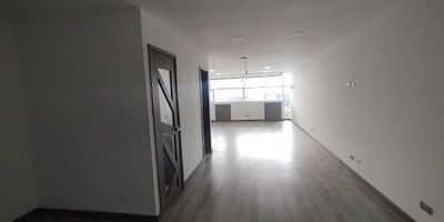 Tenemos para ti oficina ubicada en el Edificio Forum muy cerca al  corredor de la Milla de Oro, el inmueble cuenta con 2 parqueaderos, cocineta, baño, área de 52 metros cuadrados, 3 unidades de mini Split y seguridad las 24 horas  