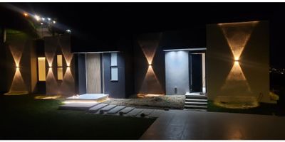 ¡Increíble oportunidad para adquirir una hermosa cabaña en una de las mejores zonas de Pereira! Esta cabaña se encuentra ubicada en Risaralda, rodeada de un entorno natural y tranquilo, perfecta para una vida en familia o simplemente para escapar del estrés de la ciudad. Con una impresionante área de terreno de 3239 M2, esta propiedad cuenta con una amplia área construida de 3239 M2, perfectamente distribuida para brindarte comodidad y privacidad. Además, su área privada de 3239 M2 te ofrece un espacio exclusivo para disfrutar de tu tiempo libre y realizar actividades al aire libre. En su interior, encontrarás 4 cómodas alcobas y 3 baños, distribuidas estratégicamente para garantizar la comodidad de todos los miembros de la familia. Además, cuenta con 2 espaciosos garajes para tus vehículos y todas las comodidades para una vida en armonía. Esta cabaña te ofrece características internas de lujo, como su estilo adosado, con amplios espacios para disfrutar en familia o con amigos. Además, cuenta con servicios de agua y electricidad, aire acondicionado para climas cálidos, armarios empotrados, balcón, baño auxiliar, baño en habitación principal, barra estilo americano, biblioteca o estudio, entre otros. Podrás disfrutar de una amplia cocina completamente equipada, comedor auxiliar, despensa y una zona de lavandería para facilitar las tareas del hogar. Además, su doble ventana te brindará una excelente iluminación y ventilación en todo momento. Una de las principales atracciones de esta propiedad es su jacuzzi privado, perfecto para relajarte y desconectar del mundo en cualquier momento. Asimismo, podrás disfrutar de la vista panorámica que ofrece esta cabaña desde su sala de usos múltiples. En su exterior, encontrarás un acceso pavimentado para mayor comodidad, así como árboles frutales y áreas verdes que te conectan con la naturaleza. Además, podrás realizar barbacoas o parrilladas en su zona de barbacoa, rodeada de un entorno de