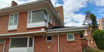 Casa esquinera ideal para locales comerciales o grandes supermercados, zona de parqueadero, cuenta con cableado estructurado voz y datos. Queda ubicado cerca a zona comercial, transporte publico y vías de acceso.