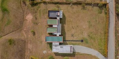 Hermosa y moderna casa ubicada en Santa Elena, cerca al Parque Arví, rodeada de naturaleza lo que hace que sea muy tranquilo, cuenta con un área de lote 3565m2 y construidos 465 m2, distribuidos en 5 alcobas con baño privado y vestier, sala y comedor independiente, cocina integral abierta, zona de ropas, amplios espacios, baño social, parqueadero cubierto para 2 vehículos y descubierto para 7 vehículos.
*La parcelación cuenta con: 
- Portería 24 horas.
- Circuito de seguridad privada.
- 18 lotes / 33% ya con casas construidas. 
- Sendero ecológico privado, reserva natural privada del Parque ARVI. Código Abad Faciolince CAS2288. Asesor Carlos Echeverry 3136747493.