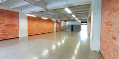 Local en arriendo en Medellín, situado en el vibrante Barrio NOEL, Antioquia. Este espacio comercial de 194 m² ofrece amplios ambientes, ideales para diversos emprendimientos. Dispone de 1 baño y 3 parqueaderos, lo que asegura comodidad para clientes y personal. Su ubicación privilegiada en una zona altamente comercial facilita el acceso y garantiza gran visibilidad. Una excelente oportunidad para posicionar su negocio en Medellín. El canon de arriendo es de $14,300,000. Si desea conocer más detalles o coordinar una visita, puede contactarnos por WhatsApp, solicitar que le contacten o consultar nuestros números de teléfono disponibles.