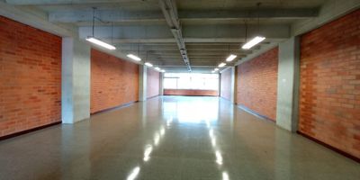 Local comercial en arriendo en Medellín, en el sector de NOEL, Antioquia. Este espacio de 194 m² construidos ofrece amplios espacios, ideal para su negocio. Cuenta con 1 baño y 3 parqueaderos, facilitando el acceso a clientes y personal. Ubicado en una zona muy comercial y con fácil acceso, es una excelente opción para establecerse. El canon de arriendo es de $14.300.000. Si busca un local estratégico en Medellín, le invitamos a conocer más detalles. Contáctenos por WhatsApp, quiero que me contacten o vea nuestros teléfonos.