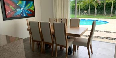 Te presentamos esta impresionante casa campestre para la venta en la hermosa ciudad de Pereira, ubicada en la encantadora región de Risaralda. Con un área total de terreno de 400 M2 y una construcción de 400 M2, esta propiedad ofrece la combinación perfecta de espacio y comodidad para ti y tu familia.

La casa cuenta con 6 amplias alcobas, cada una con su propio baño para brindarte privacidad y comodidad. Además, hay un baño adicional para tus visitas, lo que hace que sea ideal para recibir invitados. Los armarios empotrados y los clósets son perfectos para brindarte un amplio espacio de almacenamiento para todas tus pertenencias. La propiedad también cuenta con una biblioteca / estudio, el lugar perfecto para trabajar o relajarse con un buen libro. Y para las noches frías, nada mejor que reunirse alrededor de la cálida chimenea del salón para compartir buenos momentos con tus seres queridos.

Si tienes mascotas, no te preocupes, ya que esta casa campestre admite mascotas, lo que lo convierte en un lugar ideal para tu compañero de cuatro patas. Además, está completamente amurallada y con vigilancia las 24 horas, lo que garantiza tu seguridad y la de tu familia.

Pero eso no es todo, esta propiedad cuenta con una impresionante área social al aire libre, perfecta para reunirse con tus amigos y familiares. Disfruta de una deliciosa barbacoa en el kiosko mientras contemplas el hermoso jardín y los árboles frutales que adornan la propiedad. Y si quieres mantenerte activo, podrás jugar un partido de fútbol en la cancha o simplemente dar un paseo por los bosques nativos que rodean la propiedad.

Esta casa campestre también es perfecta para aquellos que buscan un estilo de vida más tranquilo y en contacto con la naturaleza. Está ubicada en una zona campestre, pero al mismo tiempo cerca de la zona urbana, lo que te brinda la comodidad de tener todo lo que necesitas a pocos minutos de distancia. La piscina es perfecta para refrescarte en los días calur