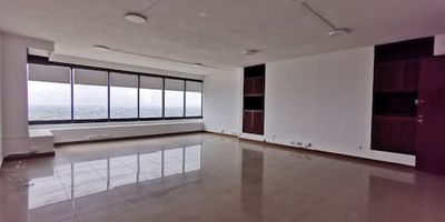 Naranjo inmobiliaria ltda arrienda oficinas en edificio icono y de tradición TORRE DE CALI, Calle 19 N num 2N-29 piso 31. Cuenta con ubicación estratégica y privilegiada en zona bancaria, fiscal, administrativa, gastronómica, deportiva y comercial del centro de Cali, con area aproximada de 170 m2, 4 espacios para oficinas, 2 aires acondicionados, luces led,  2 baños, vista panorámica, 2 ascensores, 1 parqueadero cubierto privado. La torre cuenta con portería 24-7, seguridad cctv, seguridad externa, planta eléctrica. Canon incluye administracion. Agenda tu cita 3175580093- 3169472528- 3157075676--3167050331- 3157200137- 602 5584667.