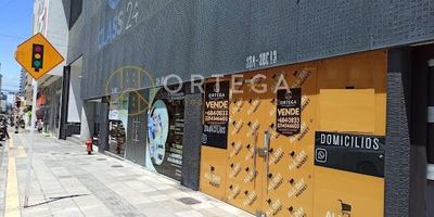 Se vende local para estrenar, área 65 m2, cuneta con 1 baño, piso en cerámica, fachada en vidrio, vigilancia las 24 horas del día, se entrega con mobiliario o vacío.