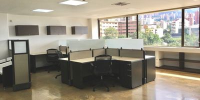 Codigo 24408. Oficina en venta ubicado en El Poblado sector ManilaValor administración: $960.000 (Incluye el agua)Valor predial: $936.244Avalúo catastral: $318.523.000Un espacio de trabajo en excelente estado, remodelado, con muy buena iluminación y hermosa vista a la ciudad; permite uso para consultorio médico. El edificio tiene una ubicación muy privilegiada ya que cuenta con dos accesos, tanto por la Avenida El Poblado como por la Carrera 43 b en Manila; recientemente se instalaron ascensores nuevos. Cerca a la Estación Metro El Poblado, Milla de Oro, zonas de servicios, comercio, restaurantes y transporte público.Cerca a: Bancolombia, Hospital infantil Santa Ana, Clínica Medellín, Intermédica, Colegio La Enseñanza, Colegio San José de Las Vegas, Calle de La Buena Mesa, Olivia, Hato Viejo, Café La Migueria, Carulla, Tiendas D1, Euro, Farmatodo, Parque El Poblado, Athletic Gym, Smart Fit, Monterrey, Oviedo, Santa Fe, Avenida El Poblado y Avenida Las Vegas.Oficina con una altura de 2.3 metros.Cuenta con: Vigilancia, Cocineta, Aire acondicionado, Baño oficina, Número de espacios: 3, Número de ascensores: 2, Parqueadero de visitantes, Parqueadero privado y con pisos de Granito.