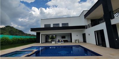Esta hermosa casa campestre se encuentra ubicada en la ciudad de Pereira, en el departamento de Risaralda. Con una impresionante área total de terreno de 1509 M2, esta propiedad te brinda la sensación de estar en medio de la naturaleza, pero con la comodidad de estar cerca de la ciudad.

La casa cuenta con una construcción de 480 M2, lo que te permite tener amplios espacios en su interior. Además, su área privada también es de 480 M2, lo que significa que todos los espacios fueron pensados para darte la comodidad y amplitud que necesitas en tu hogar.

En su interior, esta casa cuenta con 4 alcobas y 5 baños, lo que te brinda suficiente espacio para toda tu familia. Además, cuenta con 5 garajes para que puedas aparcar tus vehículos de forma segura y sin preocupaciones.

Sus características internas son ideales para cualquier tipo de familia. Esta propiedad admite mascotas, tiene acceso a agua y cuenta con aire acondicionado para que puedan estar siempre a la temperatura ideal. También tiene armarios empotrados en cada una de las habitaciones, balcón, baño auxiliar, y un baño en la habitación principal para mayor privacidad.

Esta casa cuenta con todas las comodidades que necesitas, ya que también tiene una biblioteca/estudio, calentador, clósets, cocina integral, depósito, electricidad y gas domiciliario. Además, cuenta con una habitación de servicio y un jacuzzi para que puedas relajarte después de un largo día de trabajo.

En el exterior, esta casa ofrece una vista panorámica increíble y también tiene acceso para discapacitados. Rodeada de hermosos árboles frutales, esta propiedad cuenta con un área social ideal para reuniones con familiares y amigos, un jardín privado y una piscina para que puedas disfrutar del clima y la tranquilidad del lugar. Además, se encuentra en una urbanización cerrada con servicio de vigilancia, lo que te brinda la seguridad y tranquilidad que necesitas para ti y tu familia.

No pierdas esta oportunidad de vi