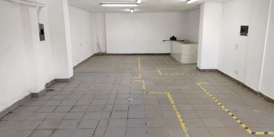 Local con area de 60 m2, 1 baño, luz trifasica, cuenta con todos los servicios publicos, esta ubicado sobre via principal, transporte publico cercano, excelente ubicacion.

Contactanos para mas informacion. 
