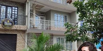 ALQUILO EXCELENTE APARTAMENTO AL ORIENTE DE CALI EN EL BARRIO LA PRIMAVERA. Carrera 37 No. 34C - 53 Piso 2. COD 2034. Excelente ubicación. Cerca de vía principal, cerca de colegios, supermercados y centros comerciales. Consta de salacomedor, 3 alcobas, dos de ellas con closet, baño, cocina integral a gas, balcón y zona de oficios. NO SE ACEPTAN MASCOTAS. $900.000. Telfs. 602 8960448, 3157057741, 3163510317.