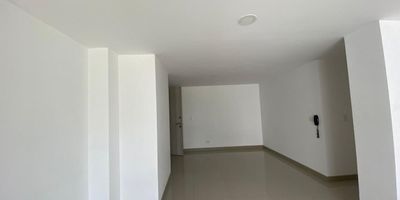 Apartamento en Venta en unidad cerrada ubicado en Pinares con múltiples servicios complementarios de la zona, cuenta con salacomedor, pisos en porcelanato, tres habitaciones y dos baños, cocina integral meson en quarztone, estufa y calentador a gas, zona de ropas. El apartamento esta totalmete remodelado. La unidad cuenta con piscina, gimnasio, un cuarto útil y dos parqueaderos cubiertos. Con Vigilancia y portería 24 Horas.  Inmuebles sujetos a verificación de disponibilidad.Venta Pinares Pereira