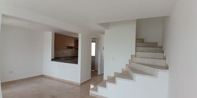 Casa en Venta en unidad cerrada en Galicia cerca a supermercados de cadena, rutas de transporte publico y servicios complementarios de la zona. Cuenta con dos niveles, sala-comedor, pisos en ceramica, tres habitaciones y tres baños, hall de alcobas, cocina integral mesón en granito, estufa y calentador a gas, zona de ropas. La unidad cuenta con  Piscina, Gimnasio, Salón comunal, sauna/turco, parques infantiles, cancha polideportiva, un parqueadero descubierto. con vigilancia y portería las 24 Horas. *Inmuebles sujetos a verificación de disponibilidad.*
