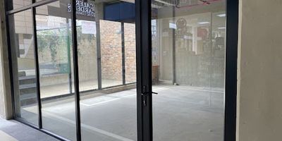 Local comercial con doble acceso, terraza privada de 15.24 mts , esquinero, excelente ubicación , cerca a la vía principal calera -sopo, parquederos y vigilancia Veinticuatro horas, ideal para cualquier negocio