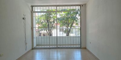 Apartamento independiente en venta cerca a restaurantes, supermercados, universidades, vias principales, rutas de transporte publico y servicios complementarios. Piso en ceramica, sala comedor, estar de tv, 3 alcobas con baño en la principal, cocina integral cerrada, balcon y zona de ropas. Sin ascensor. *Inmuebles sujetos a verificación de disponibilidad.*