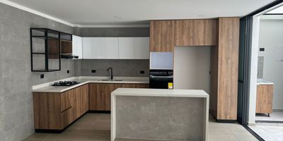 Casa Campestre para la Venta con muy buena ubicación en Cerritos de facil acceso, cuenta con dos niveles, con hermosos acabados moderno, sala-comedor, pisos ceramica, estudio, tres habitaciones y cuatro baños, cocina integral tipo americano, estufa y calentador a gas, zona de ropas. La casa cuenta con una piscina privada, jacuzzi. En conjunto cerrado con salon comunal, placa polideportiva, gimnasio, juegos acuaticos infantiles, senderos peatonales, co working, lounge bar, parques infantiles, zona de mascotas. Vigilancia y porteria las 24Horas. *Inmuebles sujetos a verificación de disponibilidad.*