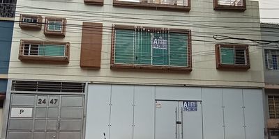 Codigo 604. CASA COMERCIAL DE TRES NIVELES, UBICADA EN EL SECTOR DE SAN ALARCON FRENTE AL COLEGIO LAS PACHAS, TRES NIVELES DISTRIBUIDOS ASI:PRIMER NIVEL: SALON PRINCIPAL CON BAÑOSEGUNDO NIVEL: 4 HABITACIONES Y UN BAÑOTERCER PISO: COCINA Y TERRAZA