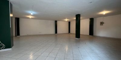 Local en Itagui sector comercial de los Naranjos, area de 90m2, cuenta con 1 baño y 1 cocineta sencilla, ideal para todo tipo de negocio, tiene cercanía al colegio El Rosario, centro comercial la gran manzana, transporte publico cercano, tiene cercanía al parque principal,