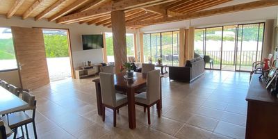 Arriendo de finca en Marinilla, Antioquia, en el sector de Villas de la Marinilla. Esta propiedad de 300 m² construidos ofrece 3 habitaciones y 8 baños, ideal para quienes buscan amplitud. Dispone de 2 parqueaderos para su comodidad. Se puede arrendar sin amoblar por $7.000.000 COP o amoblada por $7.500.000 COP. La finca está bien ubicada en Vereda 7 #2-45. Si busca arriendo de fincas en Marinilla, esta opción brinda excelente espacio y funcionalidad. Para más información o para conocer esta finca, puede usar las opciones de WhatsApp, solicitar que le contacten o ver los teléfonos disponibles.