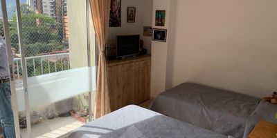 Este apartamento tiene 60 metros cuadrados; se encuentra ubicado en el sector La Doctora, Sabaneta (Ant); cerca del Restaurante La Doctora y una cuadra de unidad FIDELENA.

Está dividido en dos habitaciones, un baño, dos closets, sala comedor, cocina integral, balcón, zona de ropas y parqueadero cubierto. 

Observaciones: En edificio, piso 6 sin ascensor. 

¡No dejes pasar esta oportunidad única! ¡Contáctanos al 3012021300 para programar una visita y descubre más sobre esta increíble propiedad!