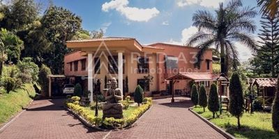 Casa campestre en venta ubicada Cerritos. Este condominio es uno de los desarrollos de vivienda campestre más exclusivos de la ciudad de Pereira, donde puedes disfrutar de la naturaleza viva, en tranquilos y sofisticados ambientes.  Cercanía a colegios como Liceo Ingles, Pino Verde, La Salle, Saint Andrews y Liceo  Campestre, cerca al aeropuerto, Castilla Mall, Portal de Cerritos  y  facilidades en transporte público.

La casa está construida en un lote de 2.800 m², cuenta con un área de aproximadamente 1.000 mt² construidos distribuidos en dos niveles. El primer nivel cuenta con un amplio salón para sala con doble altura, sala de televisión, sala de billar, baño social, comedor independiente, cocina integral, 1 cuarto con baño privado, patio de ropas con zona adicional de planchado, depósito y habitación del servicio. El segundo nivel consta de una biblioteca, estudio, 3 cuartos, 2 de ellos con terraza, baño independiente con tina, cuarto principal con terraza amplia, walking closet, baño con tina y ducha. Tiene 6 habitaciones, además 1 apartamento en la parte inferior que consta de sala, cocina, 2 habitaciones, 2 baños. 

La zona húmeda se compone de piscina, jacuzzi, sauna, ,bar, gimnasio, baño y ducha externa, depósito para piscina y cuarto de máquinas. Zonas verdes con pino, juegos infantiles. La propiedad cuenta con dos parqueaderos con capacidad de hasta 4 vehículos, adicional 2 depósitos más en esta área. La propiedad cuenta con planta eléctrica.