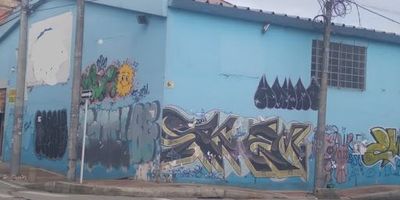 Bodega en arriendo en Centenario, Bogotá, Cundinamarca. Amplia bodega comercial de 480 m² con un baño, ubicada estratégicamente en el barrio Centenario. Su posición esquinera sobre vía principal es ideal para supermercados, marcas o almacenamiento industrial. Con 26 años de antigüedad, esta bodega en Bogotá ofrece una excelente oportunidad. Para más detalles o coordinar una visita, por favor utilice las opciones de WhatsApp, Quiero que me contacten o Ver teléfonos.