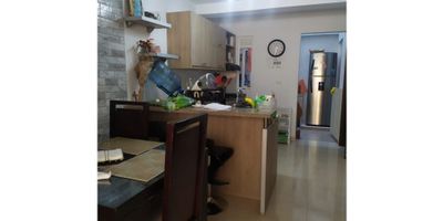 Este hermoso edificio en venta está ubicado en la ciudad de Pereira, en el departamento de Risaralda, una de las zonas más desarrolladas y prósperas de Colombia. Con un área de terreno de 270 M2 y una construcción de 270 M2, este edificio es una oportunidad única para inversionistas y empresarios que buscan expandir sus negocios en la región. Con un agradable diseño arquitectónico, el edificio cuenta con una amplia área privada de 230 M2, distribuida en 9 cómodas y luminosas alcobas y 6 baños completos. Además, las habitaciones cuentan con armarios empotrados para un óptimo aprovechamiento del espacio. El baño en la habitación principal ofrece privacidad y comodidad para sus residentes. Una de las mejores características de este inmueble es que permite la tenencia de mascotas, lo que lo hace ideal para familias que deseen trasladarse a esta zona con sus amigos peludos. El suministro de agua está garantizado y cuenta con un sistema de gas domiciliario y calentador, para una mayor tranquilidad y comodidad de sus habitantes. En cuanto a su ubicación, el edificio se encuentra rodeado de una hermosa zona arbolada, con árboles frutales que aportan frescura y belleza al entorno. Se encuentra en un área cercana al centro urbano, lo que facilita el acceso a tiendas, supermercados, restaurantes y zonas comerciales. Además, se localiza cerca de parques y zonas deportivas, ideales para actividades al aire libre y recreativas. Este edificio cuenta con una excelente conectividad, ya que se encuentra próximo a medios de transporte público, lo que garantiza una fácil movilidad a otros puntos de la ciudad. Además, se ubica en una zona residencial tranquila y segura, lejos del bullicio del centro urbano, pero con un fácil acceso a todos los servicios que ofrece la ciudad. En resumen, este edificio en venta es una excelente oportunidad de inversión en una de las zonas más prósperas y prometedoras de Colombia. Con sus amplias y cómodas habitaciones, su pr