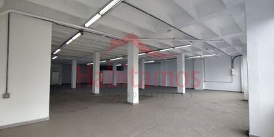 Bodega con área de 422m 2, estrato comercial.Esta Bodega está situada en toda la CR 65 una ubicación estratégica, lo que ofrece una visibilidad y accesibilidad importante. La zona combina la actividad comercial con un flujo constante de personas, lo cual lo hace ideal para negocios que dependan del tráfico peatonal o del tránsito vehicular regular.! Bodega espaciosa con cuatro espacios que se pueden ambientar a sus necesidades ¡