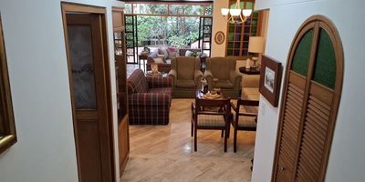 Codigo 24318. Casa en venta ubicada en El Poblado sector La ConchaValor administración: $1.257.100Valor predial: $1.900.836 TrimestralCasa en buenas condiciones especial para familias numerosas; en una zona muy tranquila con acceso fácil a la zona rosa del Poblado.Cerca a: Bancolombia, Clínica El Rosario del Poblado, San Juan Apostol, Marymount, Los Cedros, La Colina, Mundo Verde, El Corral, Olivia, Tiendas D1, Éxito, Carulla, Uva El Tesoro, Bodytech, Smart Fit, El Tesoro, Santa Fe, Oviedo, Transversal Inferior y Transversal Súperior.Descripción general: 4 habitaciones, 1 vestier, 3 closet, 5 baños, Sala, Comedor, Cocina cerrada integral, Biblioteca o estudio, Zona de ropas, Terraza, Mansarda, Parqueadero doble paralelo, Cuarto útil, Red de gas, Servicios públicos, Portería 24 horas, Parque infantil y Parqueadero de visitantes.