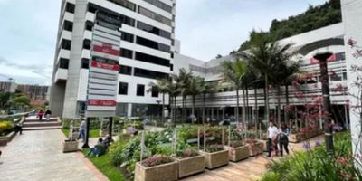 Area 900 mts, vende espectacular oficina dúplex, cuarto piso, oficina en área abierta totalmente terminada cuenta con área de cocina, dos baterías de baños por piso, ascensor, sala de Juntas, veinte parqueaderos privados,  ubicación privilegiado ya que permite facilidad de acceso vehicular, teniendo en cuenta que se encuentra en el norte de la ciudad,  transporte público sitp, en los alrededores se encuentran diferentes alternativas de comida rápida, restaurantes, etc, apts - c- dos 
