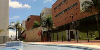 Te presentamos este hermoso apartamento ubicado en el tranquilo y apacible municipio de Pereira, en Risaralda. Con una amplia área de terreno de 87 M2 y una área construida de 87 M2, este apartamento cuenta con todas las comodidades que buscas para ti y tu familia.

El apartamento cuenta con una área privada de 83 M2, distribuidos en 3 cómodas alcobas donde cada integrante de la familia tendrá su espacio, además de 2 baños completos que brindan privacidad y comodidad a todos los habitantes del apartamento. Además, cuenta con 1 garaje para que puedas estacionar tu vehículo sin preocupaciones.

Una de las ventajas de este apartamento es que admite mascotas, por lo que tu fiel compañero también será bienvenido en este hogar. Además, cuenta con armarios empotrados en cada una de las alcobas y un amplio balcón que te permitirá disfrutar de hermosas vistas mientras descansas en tu tiempo libre.

Su diseño moderno y funcional cuenta con una barra estilo americano en la cocina, dando una sensación de amplitud y conectividad con la sala y el comedor. La cocina también cuenta con una hermosa biblioteca/estudio para que puedas trabajar o estudiar cómodamente en casa.

Este apartamento cuenta con todas las comodidades que necesitas para una vida cómoda y tranquila. Cuenta con calentador, cocina integral, depósito, doble ventana, servicio de electricidad, gas domiciliario, internet y un bonito suelo de cerámica / mármol que le da un toque de elegancia a cada espacio.

Ubicado en un barrio residencial y seguro, el apartamento cuenta con acceso para personas con discapacidad y fácil acceso pavimentado para vehículos. Su entorno está rodeado de hermosos árboles frutales y bosque nativos, dándote un respiro de la vida urbana y conectándote con la naturaleza.

Además, la urbanización cuenta con un área social que incluye una zona de barbacoa / parrilla / quincho, canchas de baloncesto, fútbol y tenis, y una hermosa piscina para que puedas disfrutar de