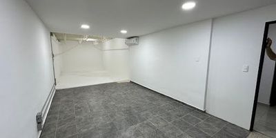 Oficina ubicada en Provenza, fácil acceso por la Calle 7, cuenta con un área de 108 m2, distribuidos en 2 espacios, 1 baño, cocina compartida, aire acondicionado, ideal para estudio de fotografía o de grabación, vídeo o similares. El canon incluye el agua. Código Abad Faciolince OFI977. Asesor David Gil 3127576547.