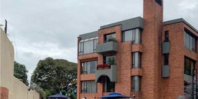 Area 487 mts, vendo apartamento penthouse, tercer piso, de dos niveles, con luz natural en todo su alrededor, dos salas con chimenea y terraza, dos comedores, cuatro habitaciones cada una con baño y balcon, habitacion principal con jacuzzi,  cocina, zona de lavanderia, cuarto y baño de servicio, cuatro parqueaderos independientes, un deposito,  excelente alturas piso-techo en sus distintas áreas y con buena arquitectura, parqueadero de visitantes, parques cercanos, excelente ubicación cerca de colegios, instituciones médicas, centros comerciales y comercio entre otros, apts - c- dos 
