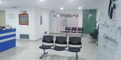 Dos Consultorios médicos continuos ubicados en emblemático Centro medico del centro de la ciudad de Pereira;  En el se encuentran profesionales de diferentes áreas de la salud y especialidades. En el entorno podemos encontrar edificios gubernamentales como la Alcaldía de Pereira, las principales entidades bancarias, centros comerciales Alcides Arevalo, Novacentro, Victoria Plaza y Fiducentro, notarías, casas de cambio y parqueaderos entre otros. La zona además cuenta con alto flujo vehícular y servicio de transporte público y privado.
El Centro medico cuenta con recepción, seguridad 24 horas, lobby, doble ascensor, baños públicos y para discapacitados en cada piso. Los consultorios se encuentran ubicados en un quinto piso con un área de 35 mt² cada una para un total de 70 mt² area privada mas 40 mt² de area comun de uso exclusivo certificado en el reglamento de propiedad horizontal para un total de 110 mt², 2 baños privados, archivo y aire acondicionado.
El costo de la administración incluye la recolección de residuos y el servicio de agua.