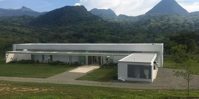 Codigo 24330. Finca amoblada en venta ubicada en Titiribi sector La SiriaEspectacular finca en unidad, rodeada de 30 espejos de agua, arboles frutales y un hermoso jardín.Altura libre: 3.80 mtsÁrea construida: 500 mts2Área lote: 19.785 mts2Descripción general: Habitación principal con baño amplio, Bañera, Ducha independiente, Vestier, Aire acondicionado, Oficina y Terraza, 4 habitaciones amplias cada una con una cama doble y 2 camas sencillas, Closet, Baño y Aire acondicionado.Tambien cuenta con Alcoba de servicio, 1 baño social, Sala, Comedor, Cocina abierta integral, Biblioteca o estudio, Zona de ropas, Terraza, Parqueadero doble lineal, Parqueadero doble paralelo, Cuarto útil, Servicios públicos, Portería 24 horas, Piscina para adultos, Jacuzzi, Zonas verdes y Parqueadero de visitantes.