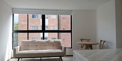 Apartaestudio tipo loft exterior amoblado en arriendo cerca a supermercados, estacion de metro, parques, restaurantes, rutas de transporte publico y servicios complementarios. Piso en ceramica, 1 espacio, baño privado, cocina integral. Edificio con ascensor, lavanderia, vigilancia 24 hrs.  *Inmuebles sujetos a verificación de disponibilidad.*