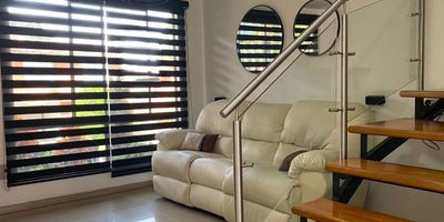 Casa en arriendo en unidad cerrada cerca a cerca a colegios, vias principales, y servicios complementarios. Piso en ceramica, dos niveles, sala comedor, estudio, 3 alcoabs con baño en la principal, cocina integral abierta tipo americano, balcon y parqueaderos lineales cubiertos. Conjunto cerrado con piscina, gimnasio, salon social, parques infantiles, placa polideportiva, zonas verdes, vigilancia 24 hrs, citofonia, circuito cerrado de tv. *Inmuebles sujetos a verificación de disponibilidad.*