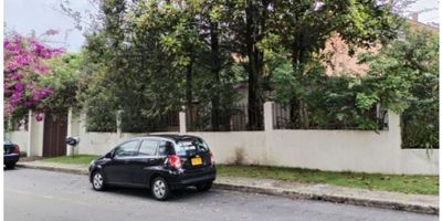 Area 800 mts, vendo predio totalmente esquinero, ideal para desarrollo de proyecto de vivienda, la vivienda actual se encuentra para remodelar y ocupa un área de 400 mts,  al ingresar nos encontramos con amplia zona verde, sala comedor independiente, estar de television, baño auxiliar,  tres habitaciones, dos baños, cocina, zona de lavanderia, cuarto y baño de servicio, cuatro garajes, Jardines internos estilo clásico,  En sus zonas aledañas tenemos la escuela de Infantería, cantón norte, teatro patria, universidad Militar, entre otros. excelentes vías de acceso como la carrera septima, pepe Sierra, calle 100 etc. aplica para vivienda, hoteles y servicios empresariales entre otros, apts - c- dos 
