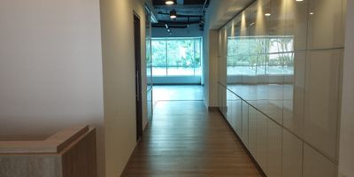 Oficina en arriendo en centro comercial cerca a almacenes de cadena, centro comercial, fácil acceso y cerca a rutas de transporte. Piso en madera, 1 espacio, baños, cocineta, cableado de red, aire acondicionado central, y parqueaderos cubiertos. El cc cuenta con planta eléctrica, sistema de detección de humo, alarma y gabinete de incendio, sala de reuniones, vigilancia, portería 24 horas, circuito cerrado de tv y parqueadero para visitantes. *Inmuebles sujetos a verificación de disponibilidad.*