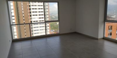 Oficina en Venta en unidad cerrada en Álamos cerca a la avenida principal, terminal de transportes, supermercados de cadena, parque principal, centros comerciales, universidades, rutas de transporte publico y servicios complementarios. cuenta con un espacio y un baño, cocineta, además con lobby, car lobby, sala de Reunión, sala de confort en cada piso, ingreso con molinetes de registro con un parqueadero cubierto. Con vigilancia y portería 24 Horas. Inmuebles sujetos a verificación de disponibilidad.