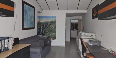 Apartamento en Venta en Unidad cerrada ubicado en Pinares Alto con múltiples servicios complementarios de la zona. El apartamento cuenta con muy amplios espacios, con buena iluminación y ventilación natural, con vista 360°, con sala-comedor, pisos en porcelanato, estudio, con tres habitaciones, cuatro baños, cada habitacion con baños, mas habitacion de servicio con baño, cocina integral mesón  en mármol, estufa y calentador a gas, zona de ropas. La unidad cuenta con piscina, gimnasio, sauna/turco, placa polideportiva, parques infantiles, salón comunal, zonas verdes, un cuarto util y dos parqueaderos cubiertos. con vigilancia y portería las 24 Horas. Inmuebles sujetos a verificación de disponibilidad.