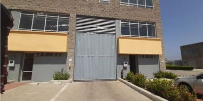 Esta amplia bodega de tres cientos veinte metros cuadrados, se encuentra disponible para alquiler en una excelente ubicación en Malambo, Atlántico. Con una superficie de terreno y construida de tres cientos veinte metros cuadrados, y un área privada igualmente, esta bodega es ideal para emprendedores que buscan un espacio para almacenamiento, distribución o producción.

El interior de la bodega cuenta con servicios básicos como agua, electricidad y un sistema de citófono/intercomunicador, lo que facilita las comunicaciones dentro del inmueble. Además, sus amplios espacios permiten un aprovechamiento óptimo del área, permitiendo el almacenaje de una gran cantidad de productos o mercancías.

En cuanto a sus características externas, esta bodega se encuentra en una zona que cuenta con acceso pavimentado, lo que facilita el transporte y la llegada de proveedores y clientes. Asimismo, se encuentra cerca de la zona urbana, lo que permite un fácil acceso a servicios como bancos, restaurantes y comercios en general.

En términos de seguridad, la bodega está situada en una urbanización cerrada y cuenta con una garita de entrada y portería/recepción, lo que brinda tranquilidad y control de acceso. Además, su ubicación sobre una vía principal aumenta la visibilidad y exposición del inmueble.

Por último, esta bodega se encuentra en una zona industrial, lo que permite una mayor flexibilidad en cuanto al tipo de actividades comerciales que pueden desarrollarse en ella. Además, cuenta con parqueadero para visitantes, lo que facilita la llegada y estacionamiento de vehículos para aquellas personas que deseen visitar o hacer uso del inmueble.

No pierdas la oportunidad de contar con una bodega de primera clase en una excelente ubicación en Malambo. Contáctanos hoy mismo para conocer más detalles y agendar una visita a este inmueble ideal para tu negocio.
