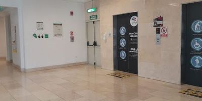 Oficina ubicada dentro de centro comercial ,espacio abierto , se entrega en obra gris ,vigilancia veinticuatro horas ,zona de alto flujo,zonas bancarias,estación de transmilenio,CC Santafe