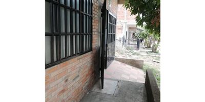 Se vende casa en el Carmen de apicala.
Área construida 72 metros cuadrados distribuidos en 2 alcobas, 1 cuarto pequeño (estudio), 2 baños (uno social y el otro en alcoba principal), cocina y sala comedor concepto abierto, garaje para carro pequeño, tiene tanque de reserva de 500 litros.   
Actualmente está en obra blanca lista para habitar, cuenta con todos los servicios publicos (Agua luz y gas natural).

SOLO PAGO EFECTIVO 

El área de la casa tiene un adicional de 1.50 metros adicionales  tanto al frente como al costado izquierdo pues es casa esquinera  además cuenta con la estructura para un segundo piso.  Ya tiene tanto las columnas como las vigas para tal proposito.
Impuestos al día, vías de acceso pavimentada, a 10 minutos del centro de pueblo.
