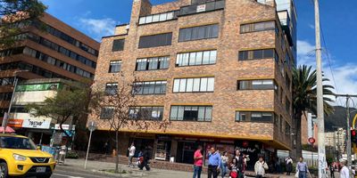 Hermosa oficina ubicada en el edificio araguaney con excelente iluminacion natural, en 2do piso con ascensor, consta de 2 ambientes, cocina, 1 baño con ducha, closet, chimenea, cuenta con persianas, 1 deposito amplio y parqueadero cubierto. Edifico con ascensor y excelente ubicacion, cerca a centro comercial Av. Chile, con vista exterior a la carrera 11.